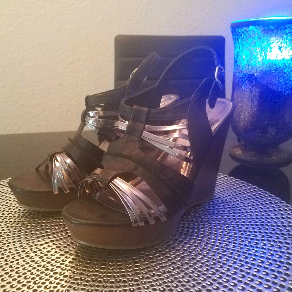 💕Steve Madden Black & Silver Wedges!